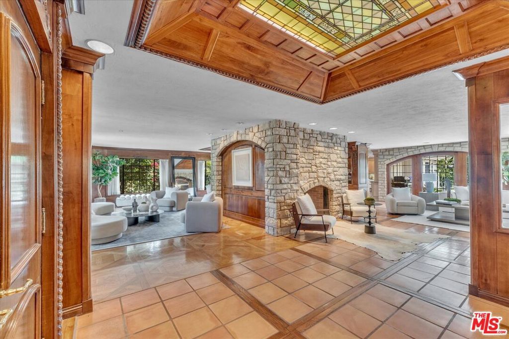 Photo of 16560 Park Lane Circle, Los Angeles, CA 90049 (MLS # 26642461)