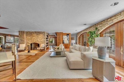 Photo of 16560 Park Lane Circle, Los Angeles, CA 90049 (MLS # 26642461)