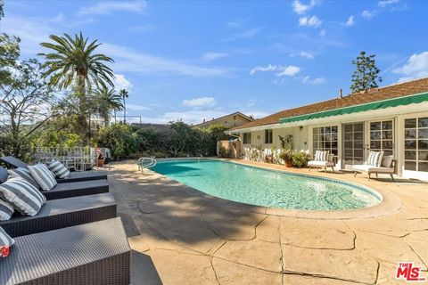 Photo of 16560 Park Lane Circle, Los Angeles, CA 90049 (MLS # 26642461)