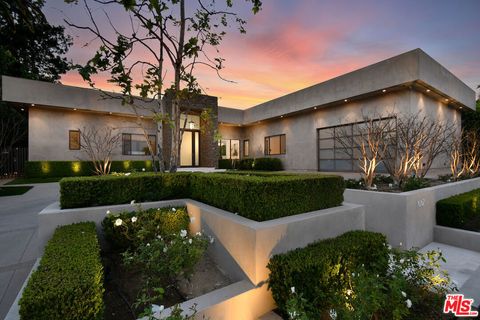 Photo of 16167 Royal Oak Road, Encino, CA 91436 (MLS # 26658373)