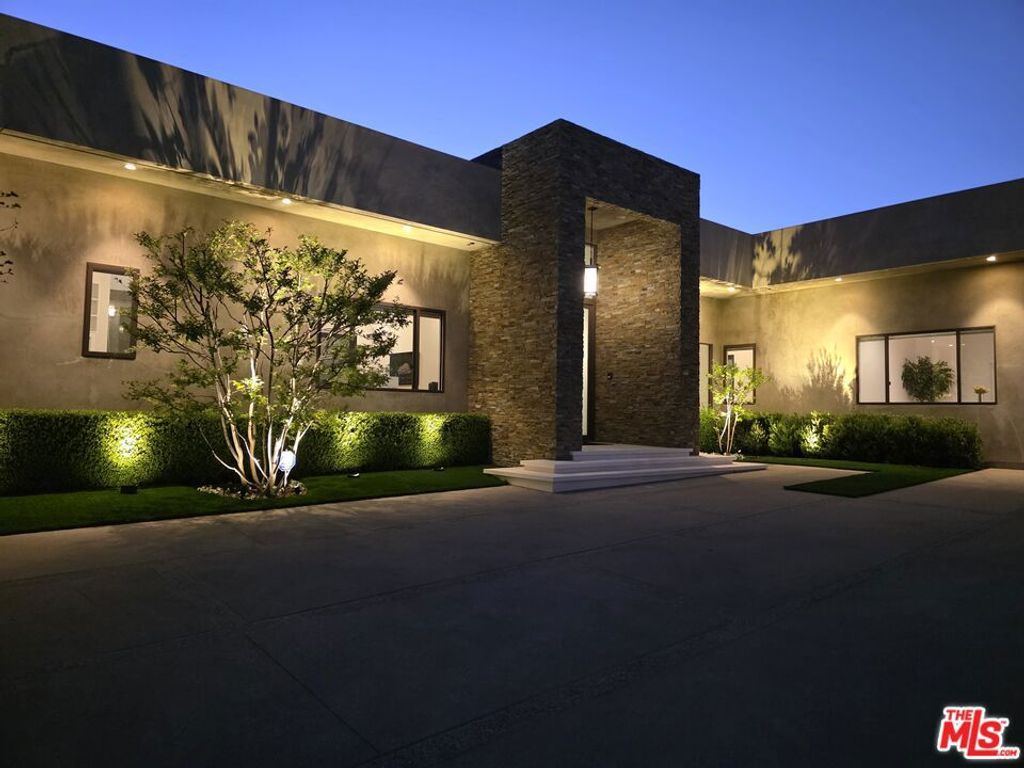 Photo of 16167 Royal Oak Road, Encino, CA 91436 (MLS # 26658373)