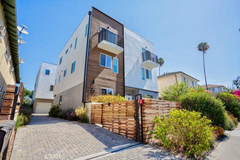 Photo of 11637 1/2 Burbank Blvd, Burbank, CA 91601 (MLS # WS26186681)