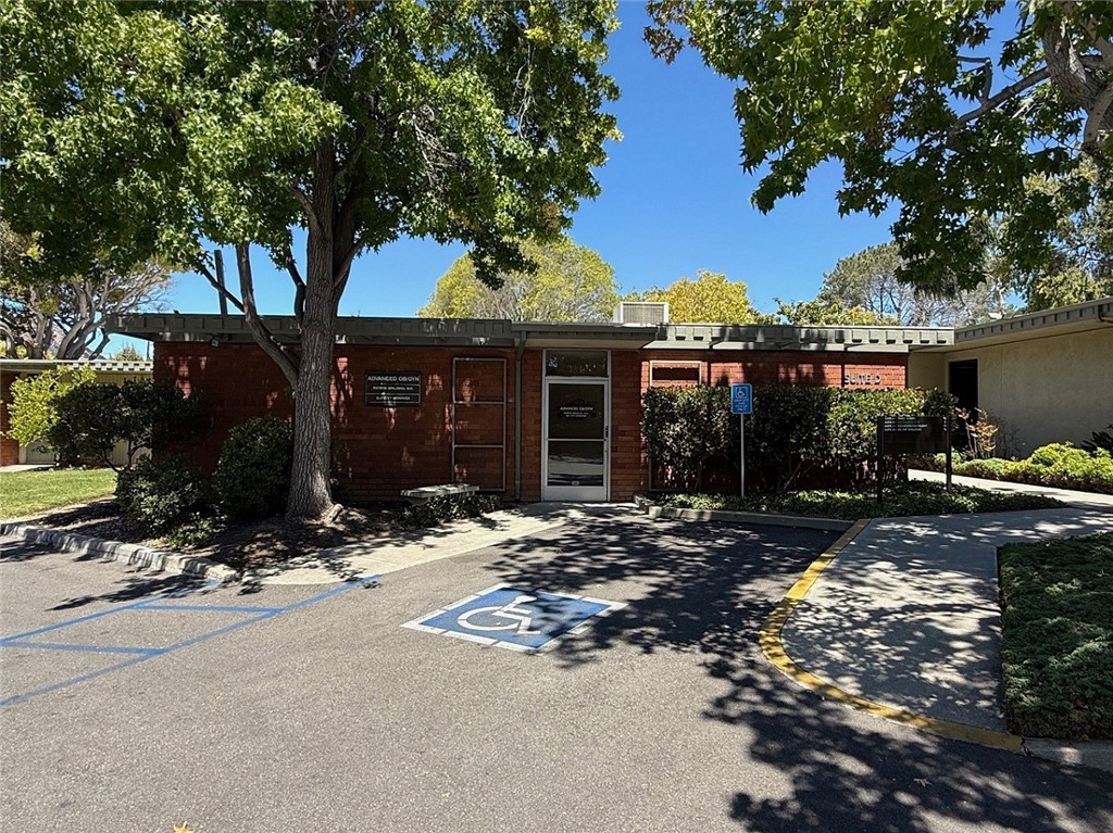 A very nice, ground floor medical office located across the street from Sierra Vista Hospital. The suite has excellent onsite parking, three exam rooms, reception area, nurse’s station, doctor’s office and two restrooms. The tenants pay separately metered utilities.