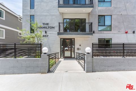 Photo of 857 N Hayworth Avenue #402, Los Angeles, CA 90046 (MLS # 26632477)