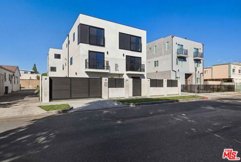 Photo of 14167 B Erwin Street, Van Nuys, CA 91401 (MLS # 26657121)