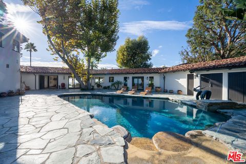 Photo of 21607 Rambla Vista Drive, Malibu, CA 90265 (MLS # 26833775)