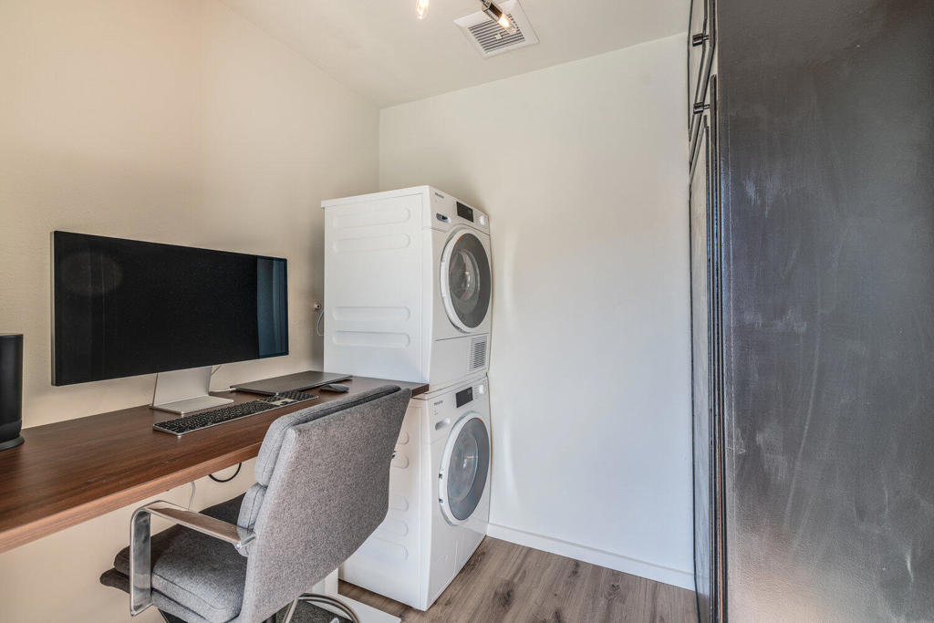 Los Compadres - Residential