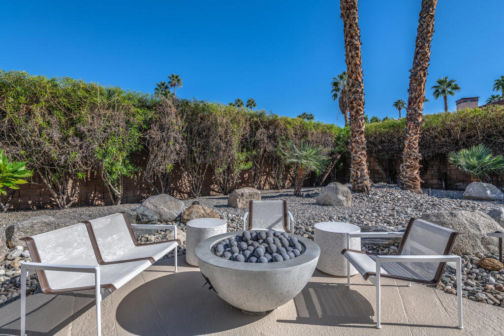 Los Compadres - Residential