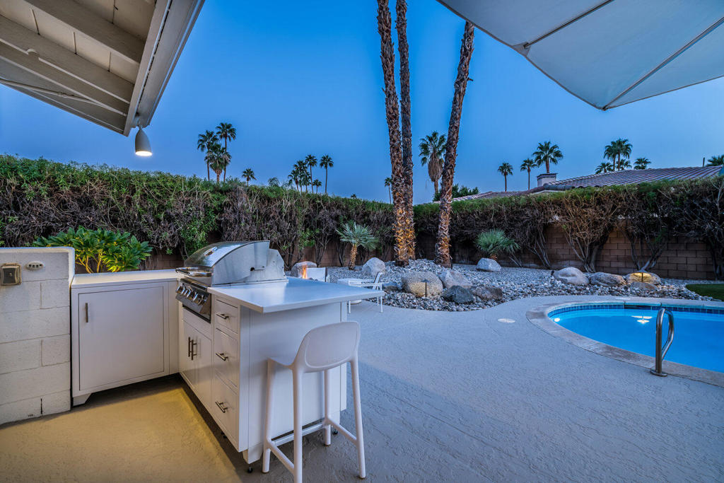 Los Compadres - Residential