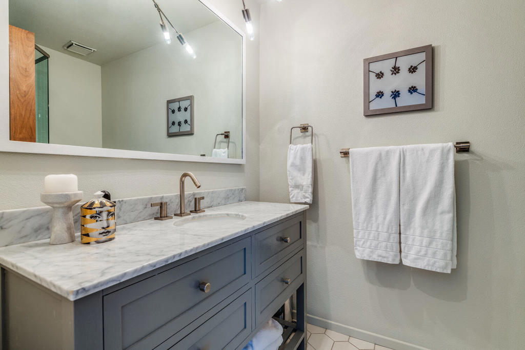 Los Compadres - Residential