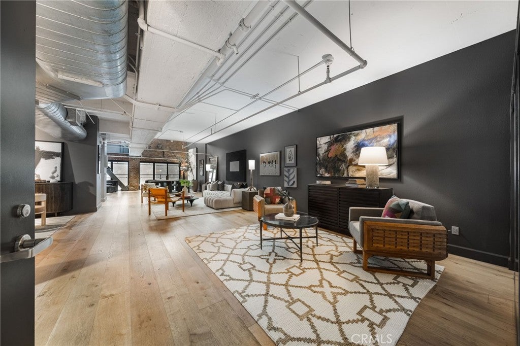 835 Locust Avenue 211