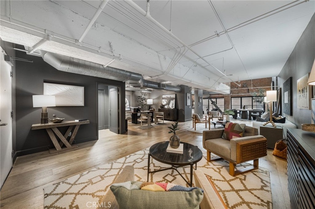 835 Locust Avenue 211