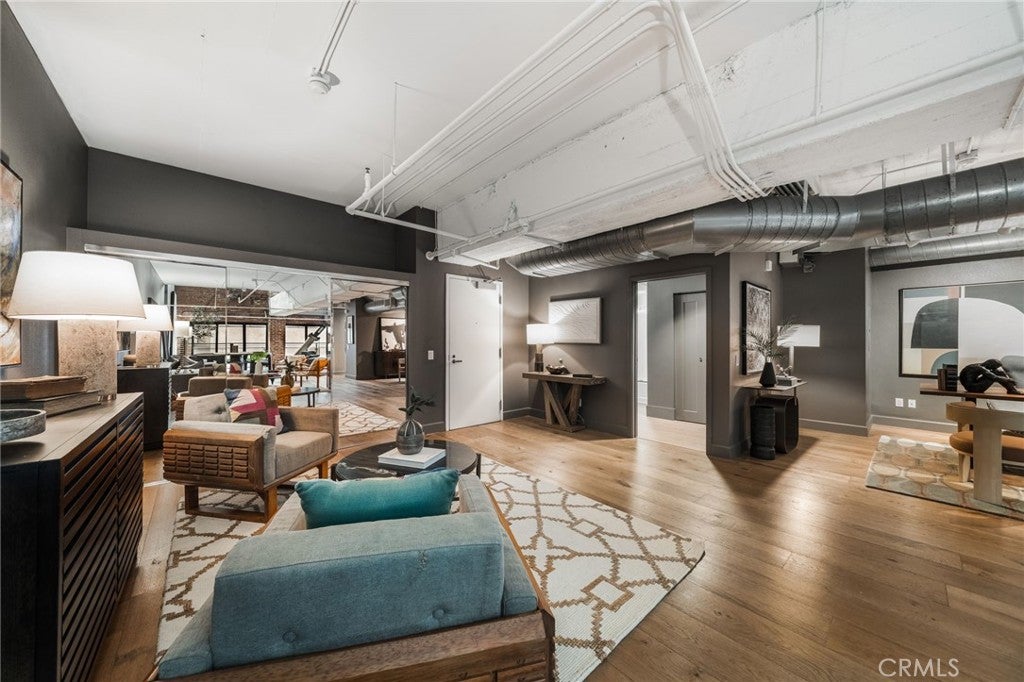 835 Locust Avenue 211