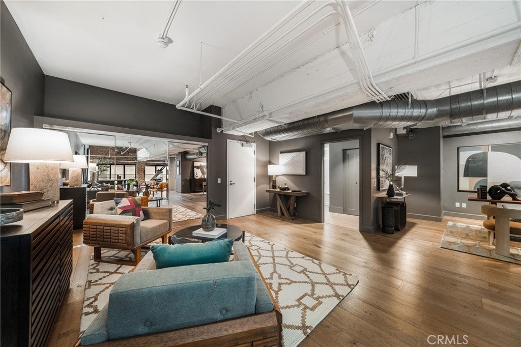 835 Locust Avenue 211