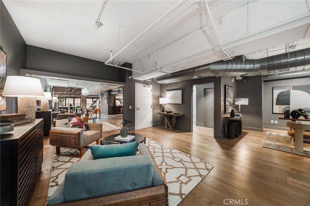 835 Locust Avenue 211