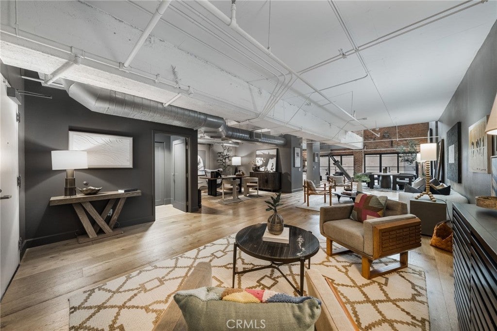 835 Locust Avenue 211