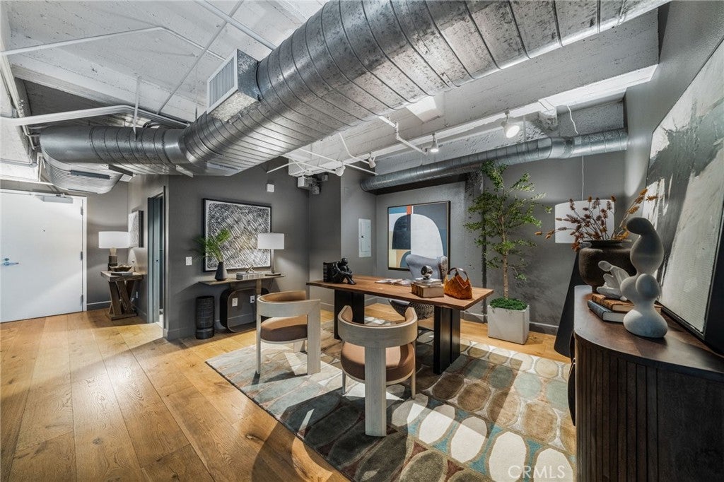 835 Locust Avenue 211