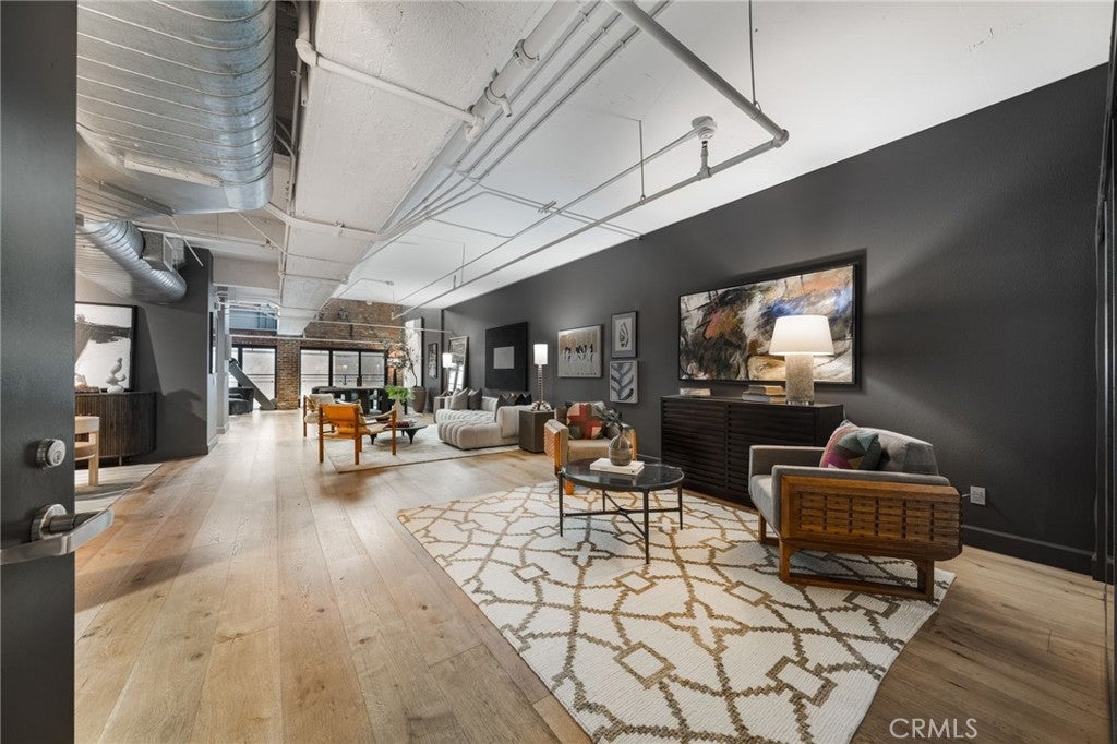835 Locust Avenue 211