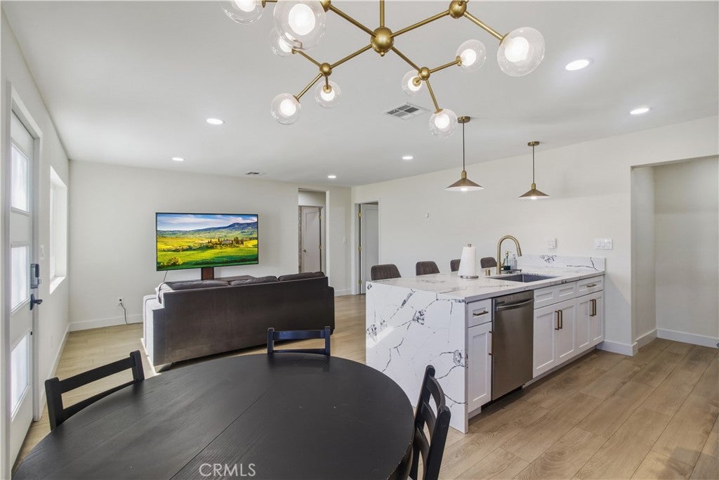 905 E Francis