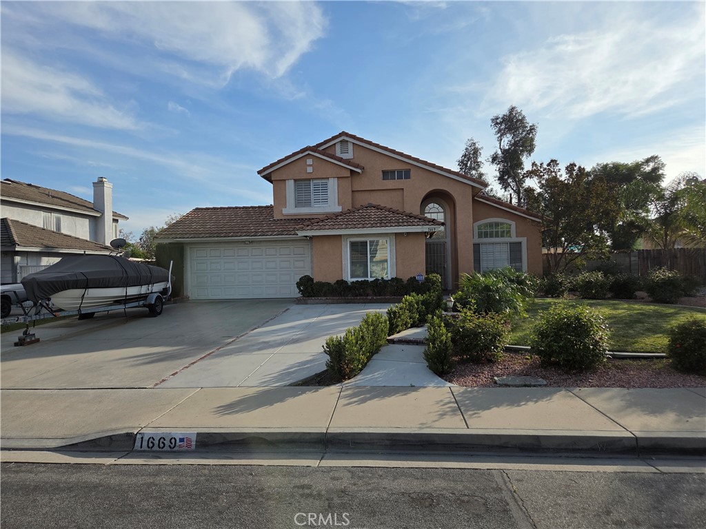 1669 Victoria Street W