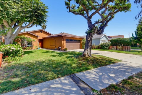 Photo of 161 E 31st ST, Long Beach, CA 90807 (MLS # PW26199335)