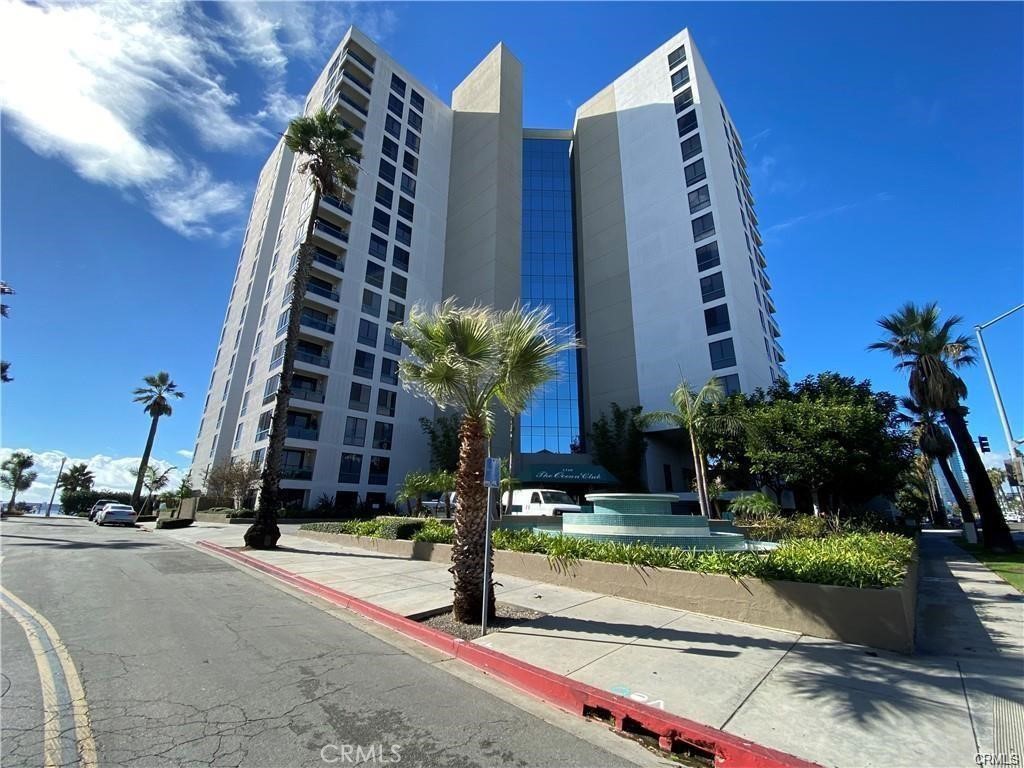 Welcome to your new coastal retreat in beautiful Long Beach! This 2-bedroom, 2-bathroom condo is perched on the 4th floor, offering large windows that flood the space with sunshine and provide stunning views of the surrounding neighborhood.
Step inside to a well-maintained interior featuring a blend of tile and laminate flooring, combining comfort and style. The spacious layout includes an in-unit laundry area tucked away for convenience and privacy.
Enjoy your morning coffee or evening breeze on the private balcony or take in the peaceful atmosphere from the comfort of your living room. The master suite offers a true sanctuary with a generous bathroom featuring a separate shower and tub, dual sinks, and a walk-in closet.
The building offers 24-hour concierge service, guarded and designated parking, and peace of mind with secured entry. All this, just steps away from the beach, dining, shopping, and everything Long Beach has to offer.
Don’t miss this chance to live the beachside lifestyle with luxury and convenience!