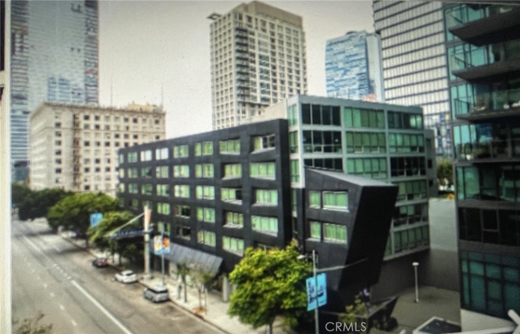 WELCOME TO CONCERTO LUXURY LOFTS & CONDOMINIUM COMPLEX
RENTAL IN DOWNTOWN LOS ANGELES
Concerto Loft in Downtown Los Angeles for rent brings the downtown luxury life in the heart of a thriving entertainment city, tenants have endless access to not just one modern building but two - both Concerto and adjacent Alina amenities. Expansive rooftop entertainment deck, 2 Cristal Clear Pool, Jacuzzis, Outdoor Fireplace, BBQ Areas, Gym, Full Kitchen in Common Room, Billiard, Spectacular 360 City Views and so much more.
This 710SqFt Loft was exquisitely remodeled recently : Paint, Oversize windows, Cabinetry, All Electric Appliances, Lighting and so much more. Modern Luxury Perfect for someone that works in Downtown and loves to be in the middle of the Entertainment Mecca.
Looking for a 1yr Lease at a rate of $1,995.00 plus Electricity on a meter. All Appliances are included, and 1 assigned secured parking spot.