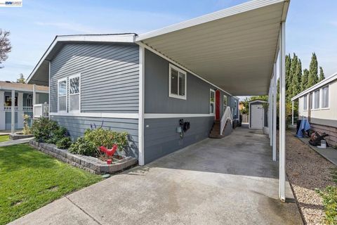 Photo of 29341 29341 Sandburg Way Way, Hayward, CA 94544 (MLS # 41125267)