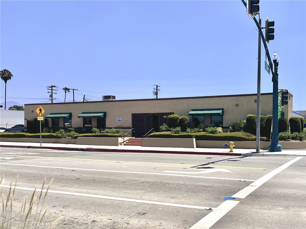 Discover the ideal space for your business at this bright and functional office suite located in the heart of Covina. Situated in a professional complex, this office features a private office area, large windows that fill the space with natural light, and access to two onsite shared bathrooms.
Enjoy the comfort of heating and air conditioning year-round and the convenience of two reserved parking spaces included in the lease. The layout is ideal for small businesses, solo professionals, or satellite teams looking for a quiet and accessible location. The building is in a quiet area with easy access to main roads and nearby services, making it a practical choice for both you and your clients.
