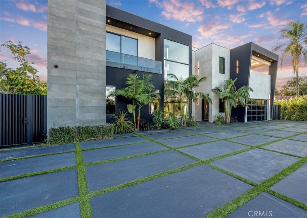 Photo of 13016 Chandler Blvd, Sherman Oaks, CA 91401 (MLS # SR25271940)