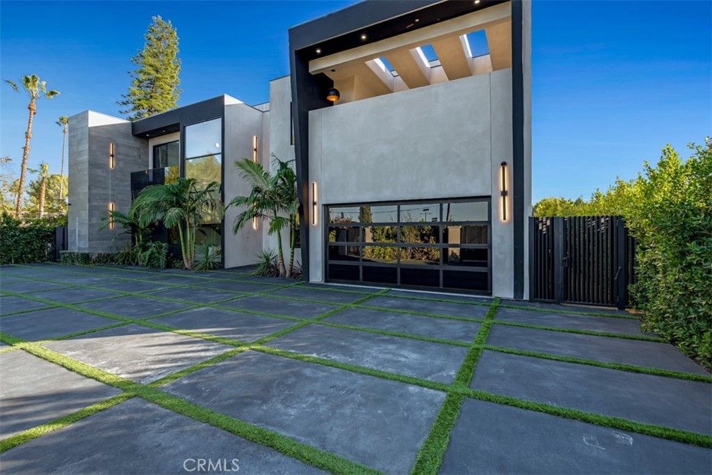 Photo of 13016 Chandler Blvd, Sherman Oaks, CA 91401 (MLS # SR25271940)