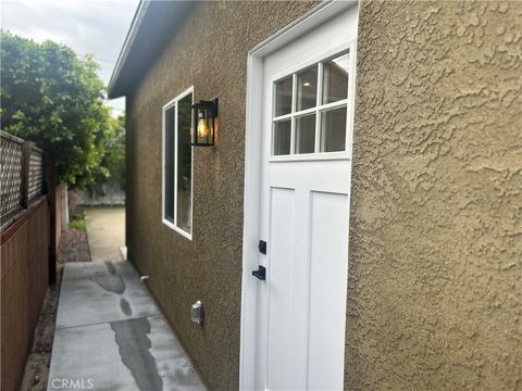 Photo of 11052 Emelita St., North Hollywood, CA 91601 (MLS # BB26000278)