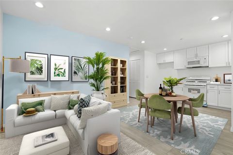 Photo of 14251 -2 Magnolia St, Sherman Oaks, CA 91423 (MLS # SR25268678)