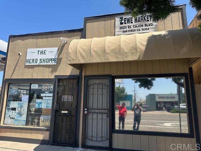 Great building for starting up new business with an extra income from the second unit.