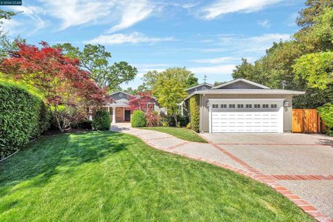 Photo of 3553 Via Los Colorados, Lafayette, CA 94549 (MLS # 41130310)