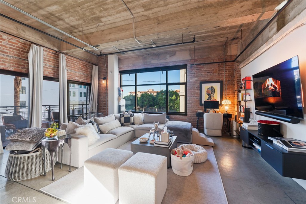 835 Locust Avenue 310