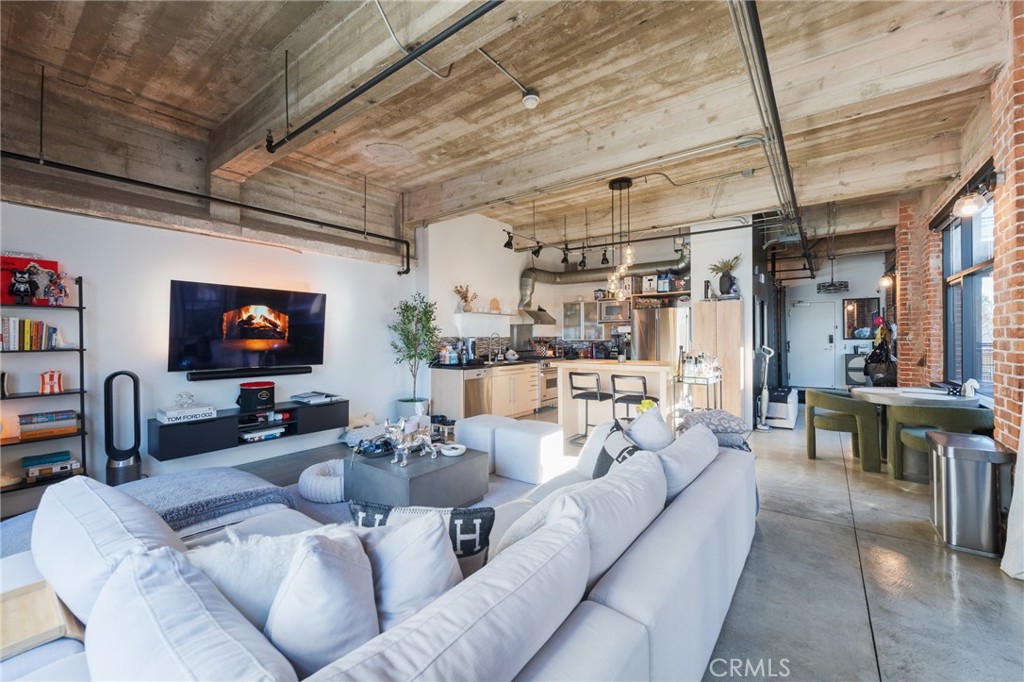 835 Locust Avenue 310