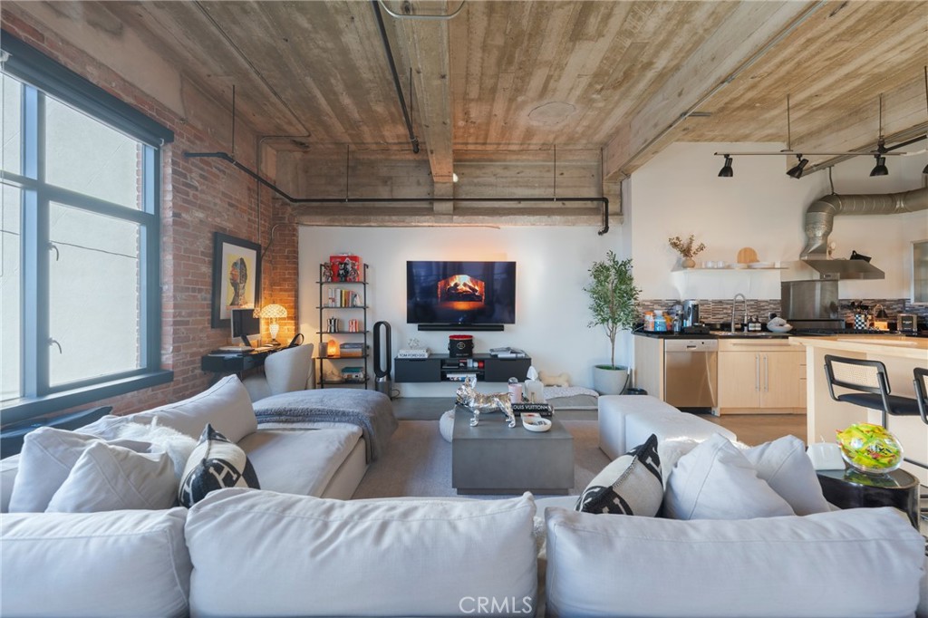 835 Locust Avenue 310