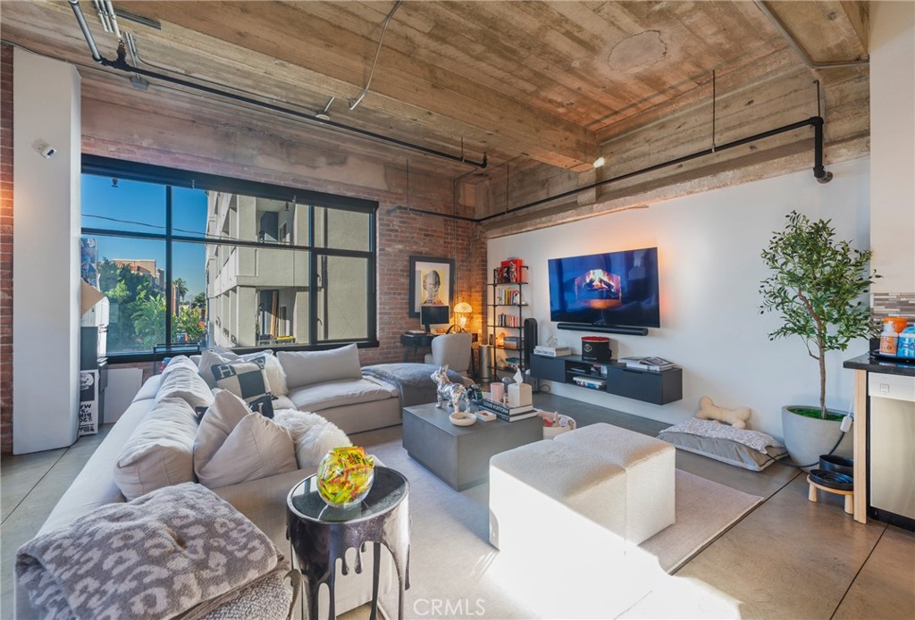 835 Locust Avenue 310