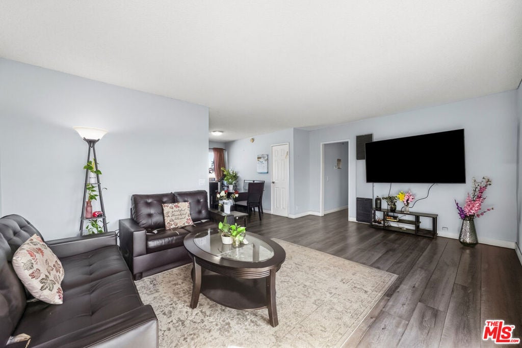 8800 Cedros Avenue 212