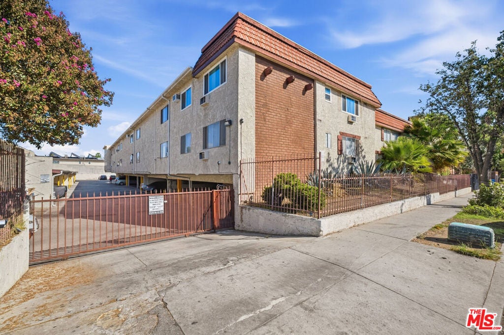 8800 Cedros Avenue 212