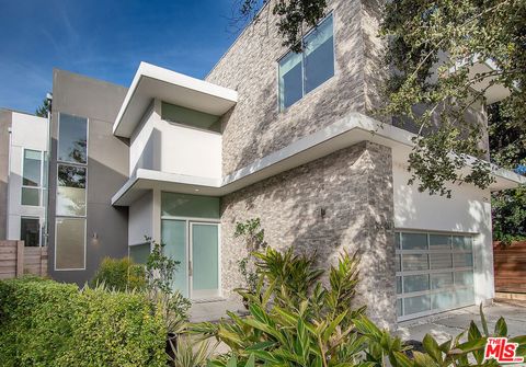 Photo of 16540 Moorpark Street, Encino, CA 91436 (MLS # 26674259)