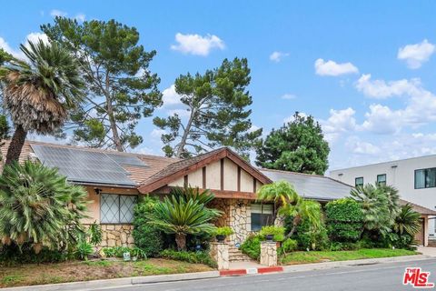 Photo of 2310 Apollo Drive, Los Angeles, CA 90046 (MLS # 25598639)