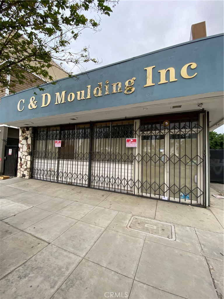 Great Retail/ Office/ Warehouse Building approx. 3080 Sqft, Building Dimension approx. 28 feet x 110 feet, Previous showroom retail/ wholesale uses, $1.88 psf + nnn, large lot approx. 50' x 250', Great Exposure on Live Oak Ave near Myrtle/ Peck, Great demographics for all business types, won't last long, Short Term Lease OR POP UP Store will be considered.