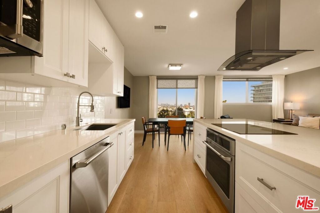 100 S Doheny Drive 607