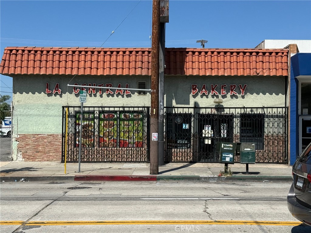 Prime 3,000 square foot East Los Angeles Restaurant & Bakery retail space opportunity for lease! Fantastic storefront exposure on heavily trafficked 1st Street, one block west of Gage in (East Los Angeles) 90063. Take over this great location to continue operating or open your own bakery or restaurant concept (Fully licensed for 30 seats). Established location has been home to a successful bakery/restaurant (LA Central Bakery) for over 40 years, offering excellent visibility and a strong neighborhood presence. Restuarant license is transferable, and restaurant equipment is also available for sale. Call today this won't last!  Asking Lease Rate: $3.00/SF (Negotiable)
Rear and street metered parking is available for customers. On-Site container storage also available for rent, if additional space is needed for materials or supplies. High-traffic location with strong local demographics. Perfect opportunity for an experienced operator to take over a proven location with decades of history