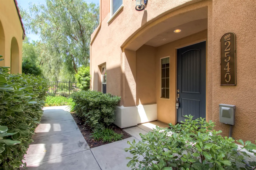 Beautiful move-in ready townhome in the highly desirable community of Escala. This home features everything you could want with bamboo wood floors, granite counter-tops, custom tile showers, stainless steel appliances and much more. The perfectly laid out floor plan offers an open concept living area, 1 bedroom and bath on the first floor, plus each bedroom has its own bathroom. Don't forget about the amazing community amenities: Pool, Kids Pool, Spa, Gym, & Tennis Courts. This home wont last! Neighborhoods: Escala Equipment: Dryer, Range/Oven, Washer Other Fees: 127.5 Sewer: Sewer Connected Topography: LL