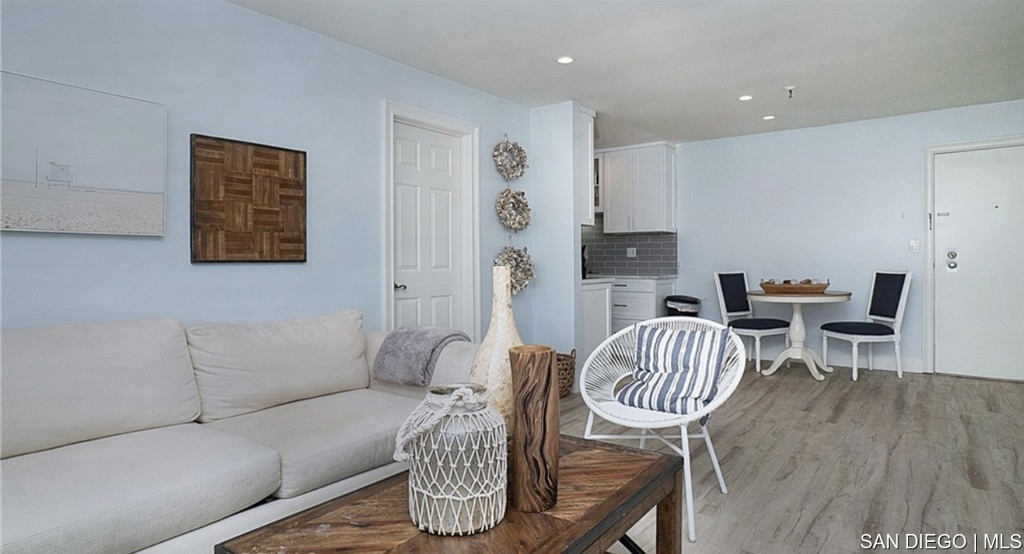 4730 Noyes ST APT 106