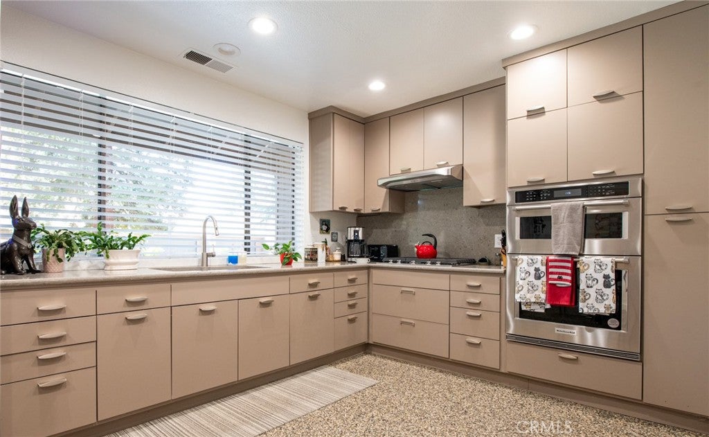 2095 W Barstow