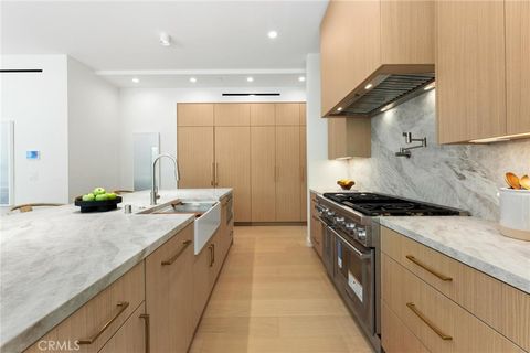 Tiny photo for 2206 Gates Avenue, Redondo Beach, CA 90278 (MLS # SB25230066)